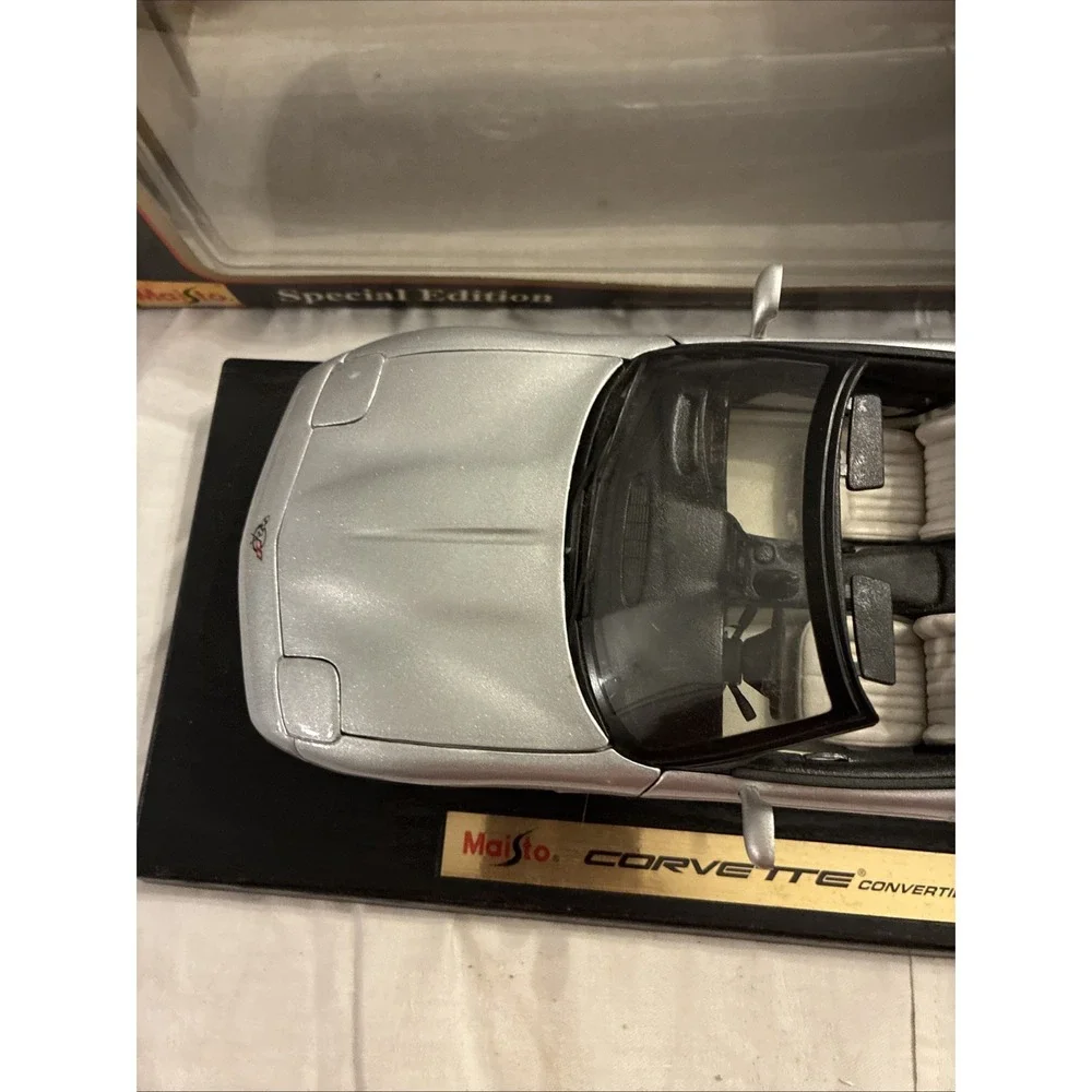 MAISTO 1998 CHEVROLET CORVETTE CONVERTIBLE SILVER SPECIAL EDITION 1:18 In Box